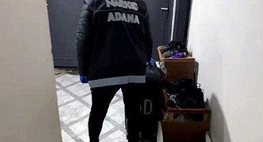 Uyuşturucu haplarla kaçarken kapıda polise yakalandı
