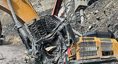 Üzerine kaya parçası düşen kepçenin operatörü yaralandı