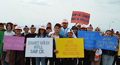 Van Gölü sahilinde çevre temizliği; 3 kamyon dolusu çöp çıktı