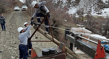 Van, Hakkari ve Muş'ta fırtına elektrik direklerini devirdi