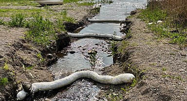 Yakıtın göle karışmaması için emici bariyerle önlem alınıyor