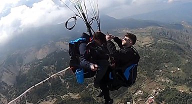 Yamaç paraşütüyle uçarken saç tıraşı yaptı