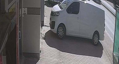 Yaşı küçük sürücünün ortaokul öğrencilerine çarptığı kaza kamerada: 1 ölü, 1 yaralı