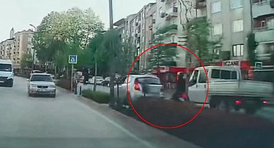 Yayaya yol vermek için duran otomobile motosikletin çarptığı kaza kamerada