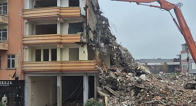 Yıkım sırasında 6 katlı bina, iş makinesinin üzerine devrildi