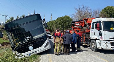 Yolcu otobüsü vinçle çıkarıldı, araçta sıkışan sürücü kurtarıldı