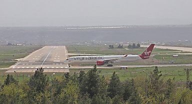 Yolcusu rahatsızlanıca acil iniş yapıp, arızalanan İngiliz uçağı yeniden havalandı