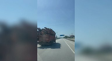 Yoldaki tomruk yüklü kamyon, sürücüleri tedirgin etti