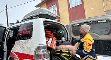Yolu kapanan köyde ayağı kırılan kadın, paletli ambulansla hastaneye ulaştırıldı