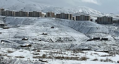 Yüksekova'da kar yağışı; köy yolları kapandı