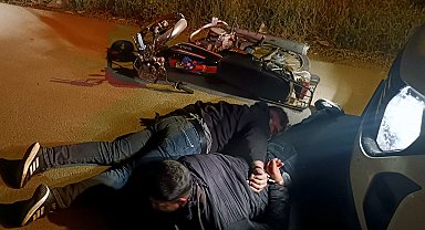 Yüzlerini şapkayla gizleyip husumetlisinin evini kurşunladılar, 5 kilometrelik takiple yakalandılar