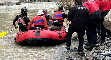 Zap Suyu yükselince mahsur kalan 4 kişi botla kurtarıldı