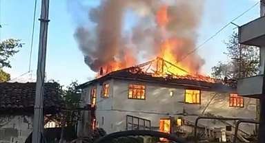 Zonguldak'ta 2 katlı ev alev alev yandı