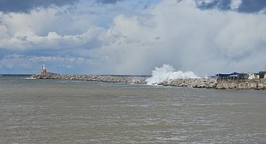 Zonguldak'ta boyu 8 metreyi aşan dalgalar oluştu
