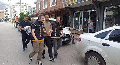 13 araca zarar veren, akli dengesi yerinde olmayan şüpheli, hastaneye yatırıldı