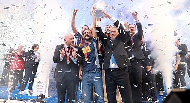 1'inci Lig'e yükselen Sarıyer, kupasını aldı