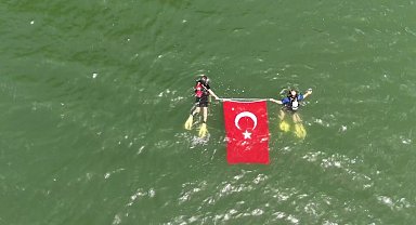 19 Mayıs'ı denizin altında Türk Bayrağı açarak kutladılar