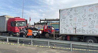 2 TIR'ın arasında sıkışan kamyonetteki 3 kişi yaralandı