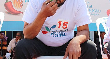 3 dakikada 398 gram acı biber yiyip, yarım altın kazandı