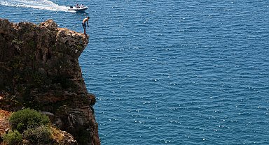 30 metrelik falezlerden denize tehlikeli atlayış