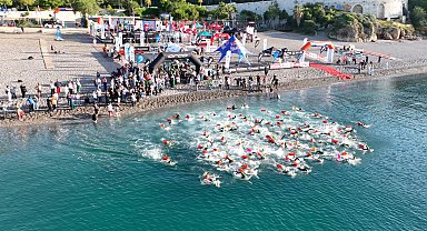 30 ülkeden sporcular Akdeniz'in sularında kulaç attı