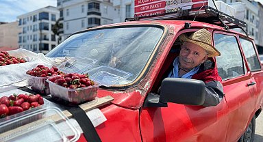 'Çilek' ismini verdiği otomobili ile her gün kilometrelerce yol gidiyor