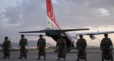 'Erciyes 2025 Tatbikatı'nda seçkin gözlemci günü; C-130'dan atladılar
