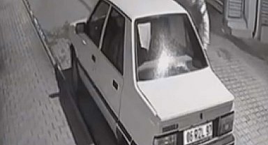 4 otomobili yaktı; o anlar kamerada