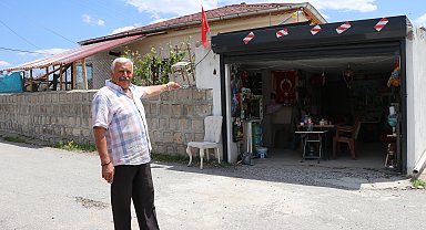 40 yıldır biriktirdiği eşyalarını evinin garajında müzeye dönüştürdüğü bölümde sergiliyor