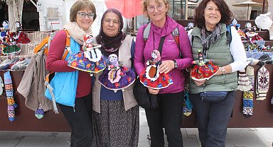 42 yıldır sattığı bez bebekler için 5 dil öğrendi