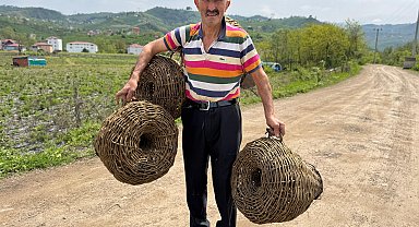 45 yıldır dikenli sarmaşıklardan balık sepeti örüyor