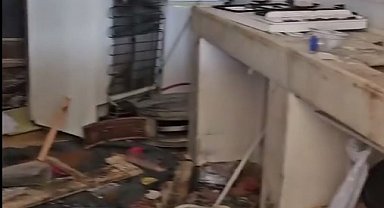 Aç kalan ayılar, belediye başkanının yayla evine girdi