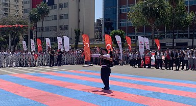 Adana'da 19 Mayıs coşkusu; Down sendromlu gençten kemençe resitali