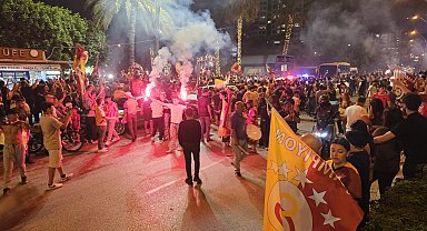 Adana'da Galatasaraylıların şampiyonluk kutlamasına Fenerbahçe taraftarı da katıldı