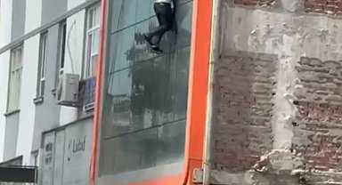 Adana'da yastık imalathanesinde yangın; 3'üncü katın penceresinden atlayan 2 işçi yaralandı