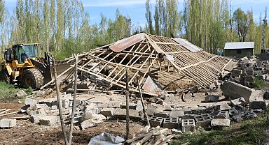 Ahır çöktü; 2 büyükbaş ile 50 tavuk öldü