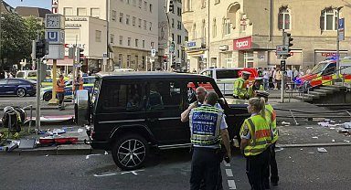 Almanya'da bir aracın kalabalığa dalması sonucu 3 kişi yaralandı