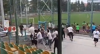 Amatör maçta taraftarlar birbirine girdi; 2 yaralı