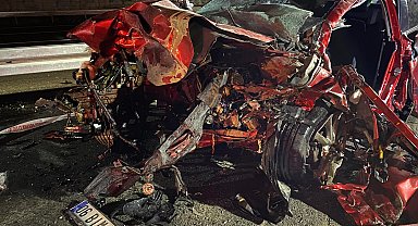 Ankara-Niğde otoyolunda iki otomobil kafa kafaya çarpıştı: 4 ölü, 1 yaralı