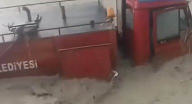 Ankara'da sağanak; itfaiye aracı sele kapıldı