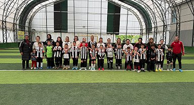 Anne ve çocukları yeşil sahada ter döktü