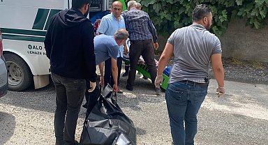 Annesini dövüp, boğdu