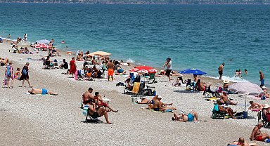 Antalya'da sıcak havayı fırsat bilenler sahile koştu