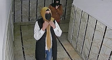 Apartman dairelerine girip, 925 bin liralık altın çaldılar