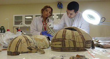 Asrın depreminde hasar gören cam ve seramik eserler lobaratuvarlarda onarılıyor