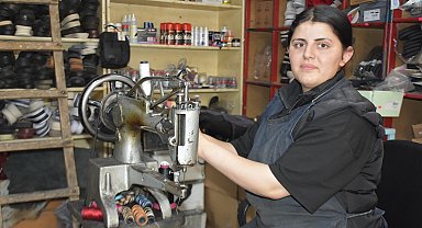 Ayakkabı tamircisi çırağı 16 yaşındaki Esra, kentte tek