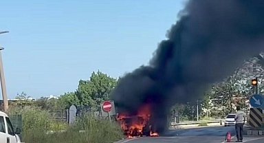 Aydın'da çarşaf yüklü kamyonet seyir halinde alev aldı