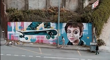 Azerbaycanlı ressam, öldürülen Minguzzi'nin portresini ve kaykayını duvara resmetti