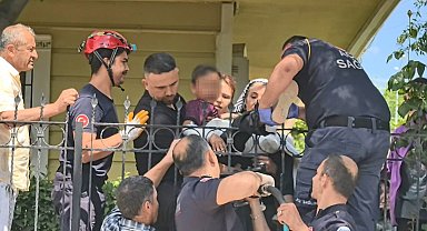 Bacağına saplanan korkuluk demiriyle hastaneye kaldırıldı