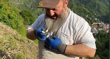 Bahçede yakaladığı yılanı boynuna doladı